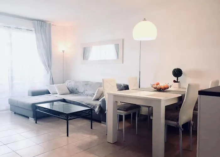 Modern And Peaceful Flat With Terrace And Parking