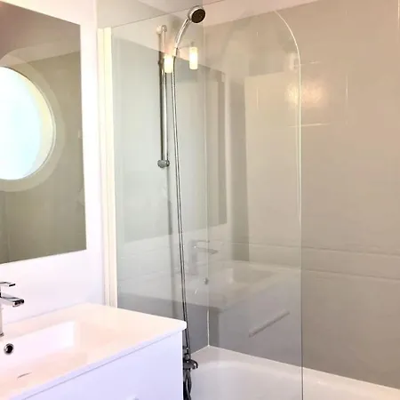 Modern And Peaceful Flat With Terrace And Parking