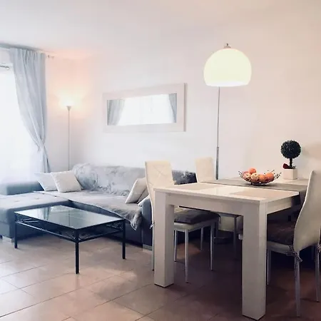 Modern And Peaceful Flat With Terrace And Parking